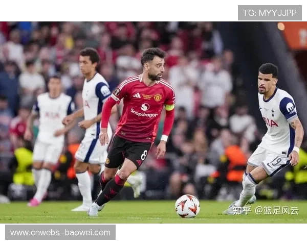 曼联客场球迷高唱助威曲，维拉门将扑救后与看台互动致意